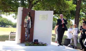 El presidente del INTA, Francisco  Anglesio presenta el monumento que recuerda a los trabajadores  desaparecidos