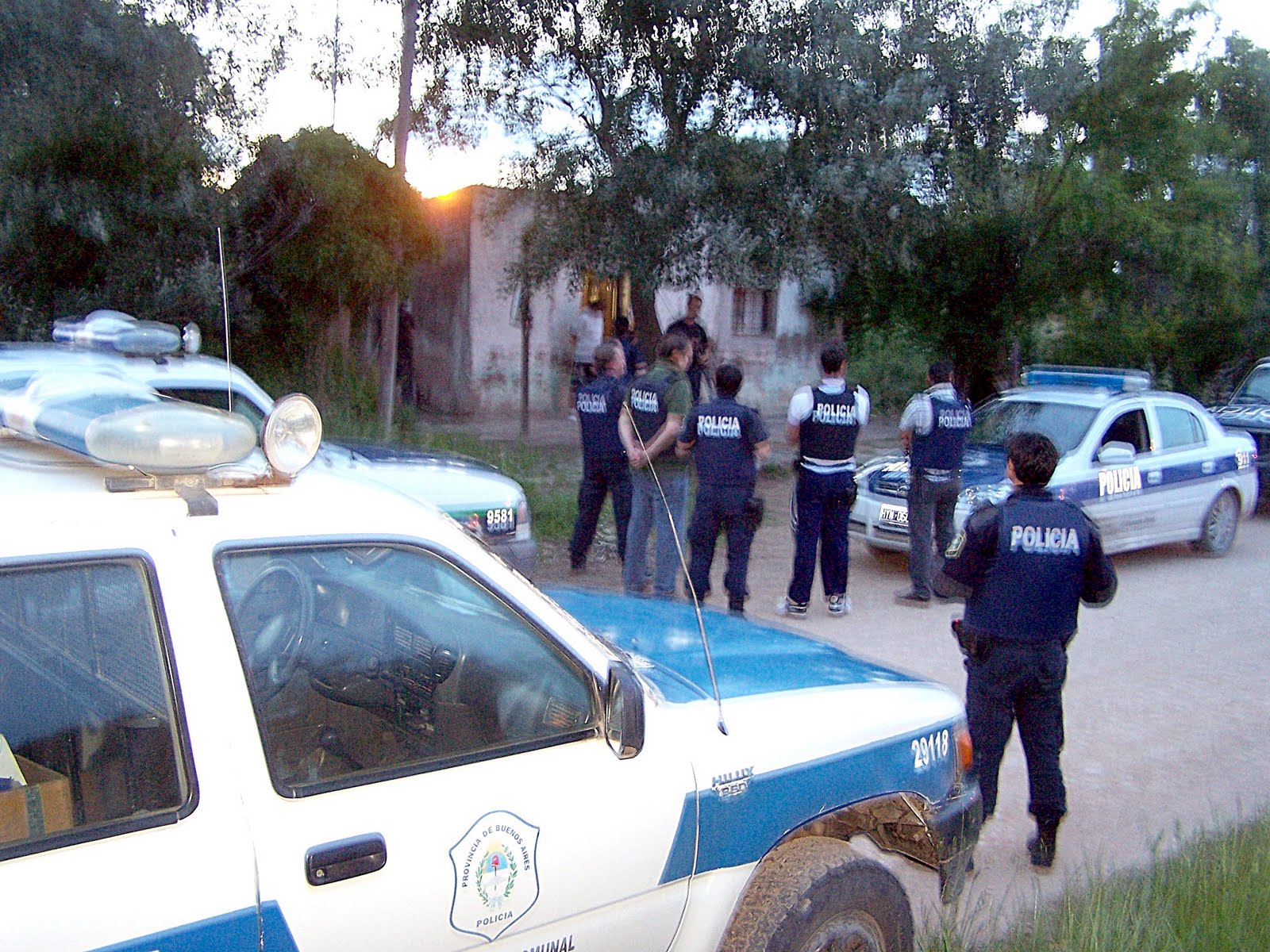 Desbaratan «la banda del polarizado» tras allanamientos en Villa Tesei