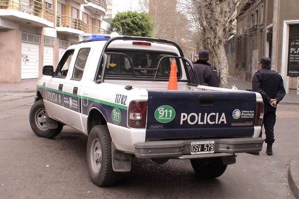 Vestidos de policías entran a su casa para robarles