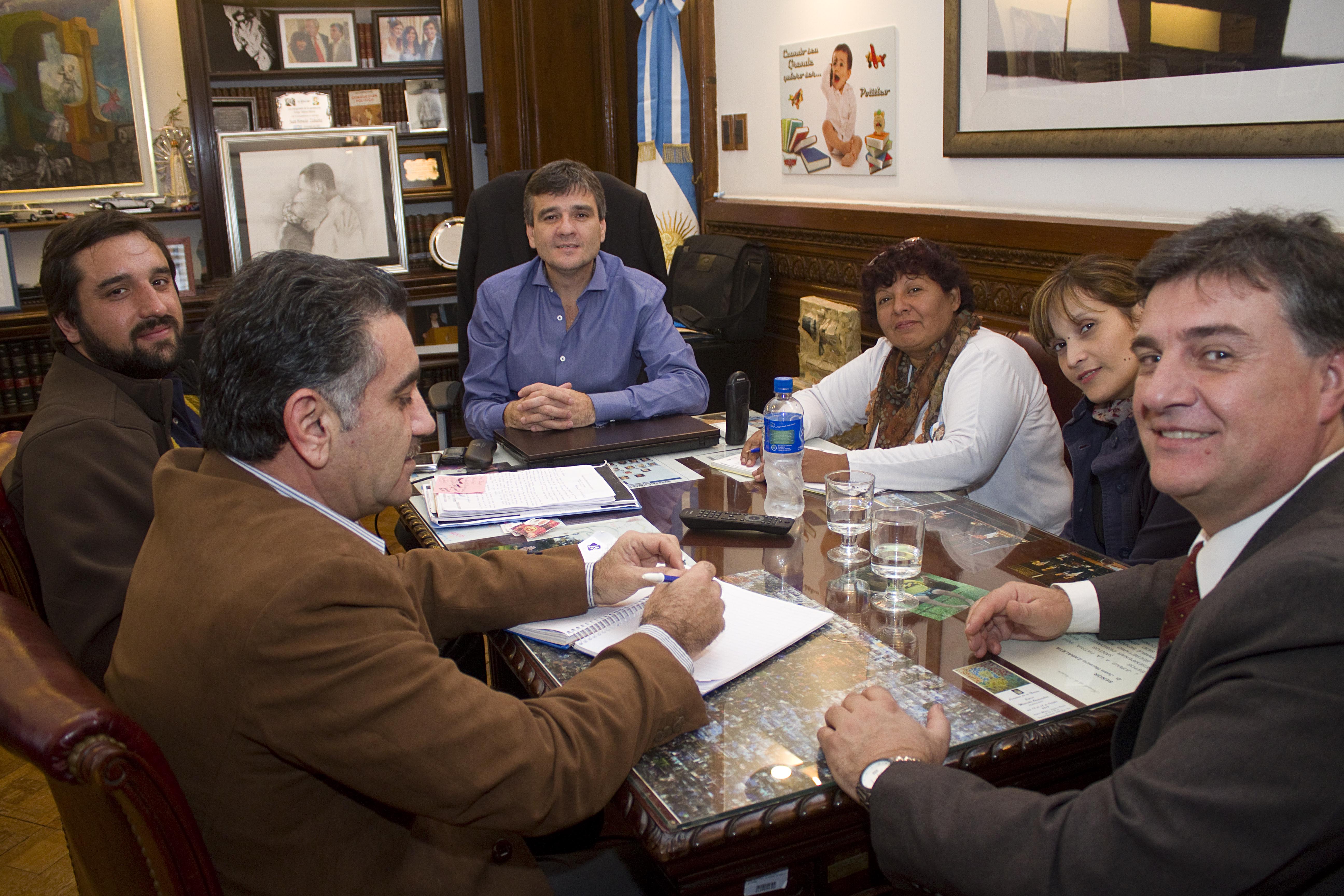 Acuerdo para construcción de 100 viviendas para el personal del INTA