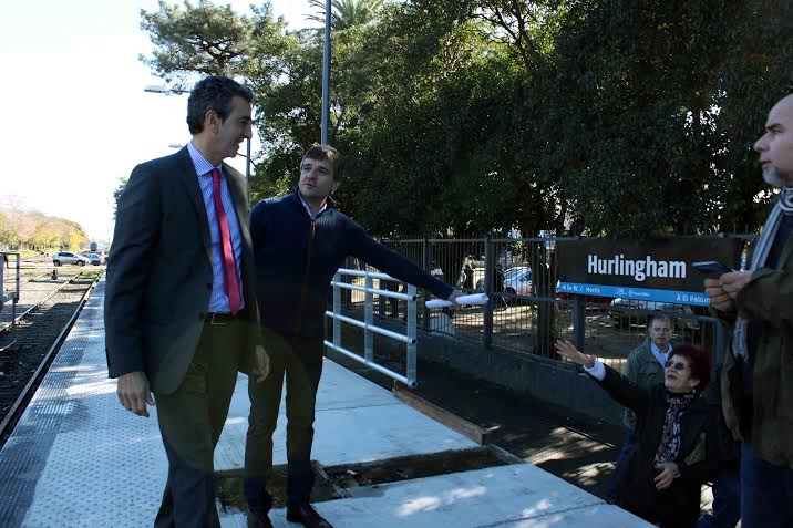 Randazzo con Zabaleta en la estación de Hurlingham del San Martin