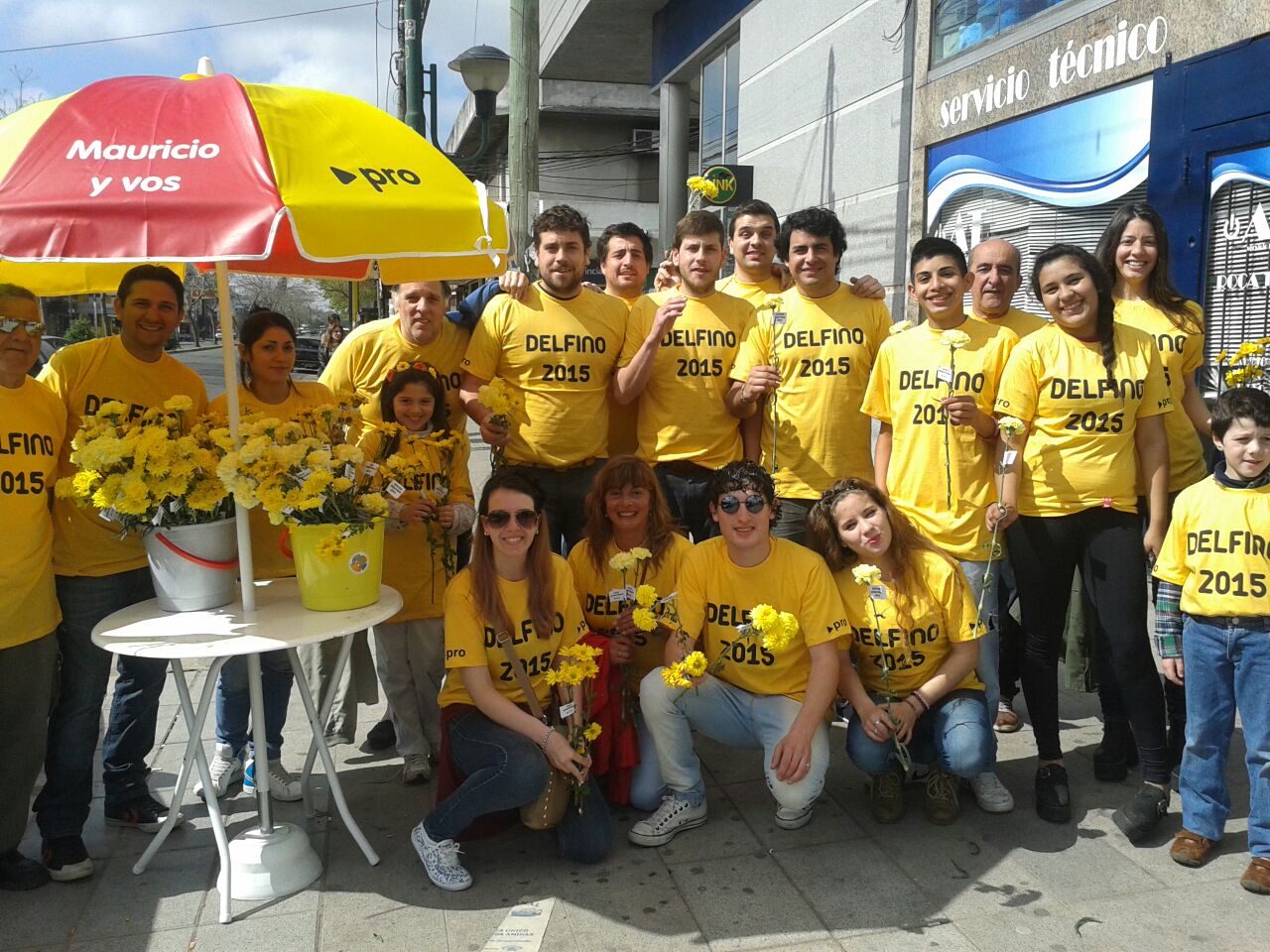 Lucas Delfino repartió flores por el día de la primavera y sigue en campaña Lucas Delfino Primavera 2014 -3