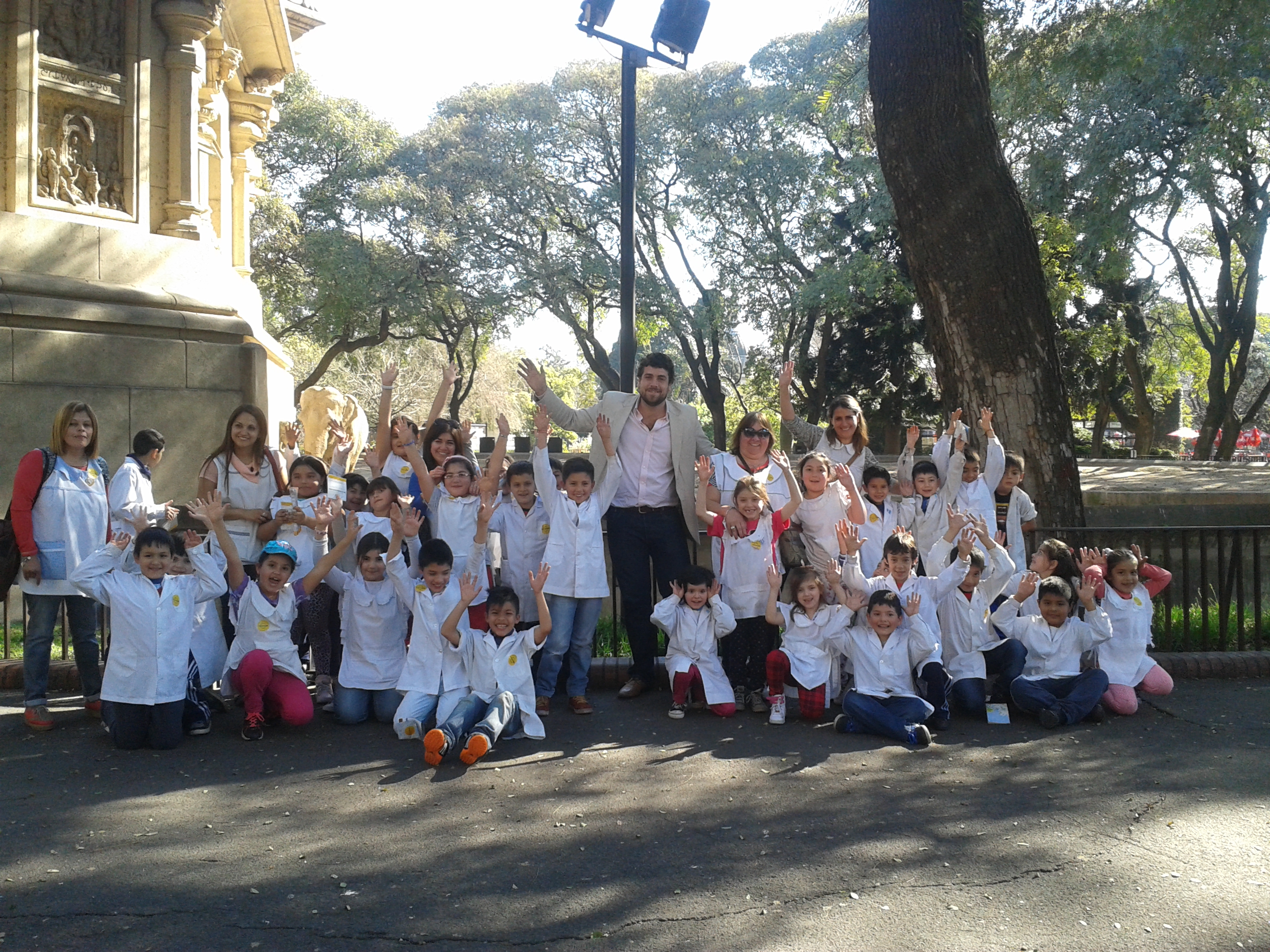 Delfino de paseo con pibes por Capital Delfino con los pibes