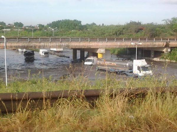 Las fotos del temporal en Hurlingham según los vecinos Ingreso a Hurlingham inundado