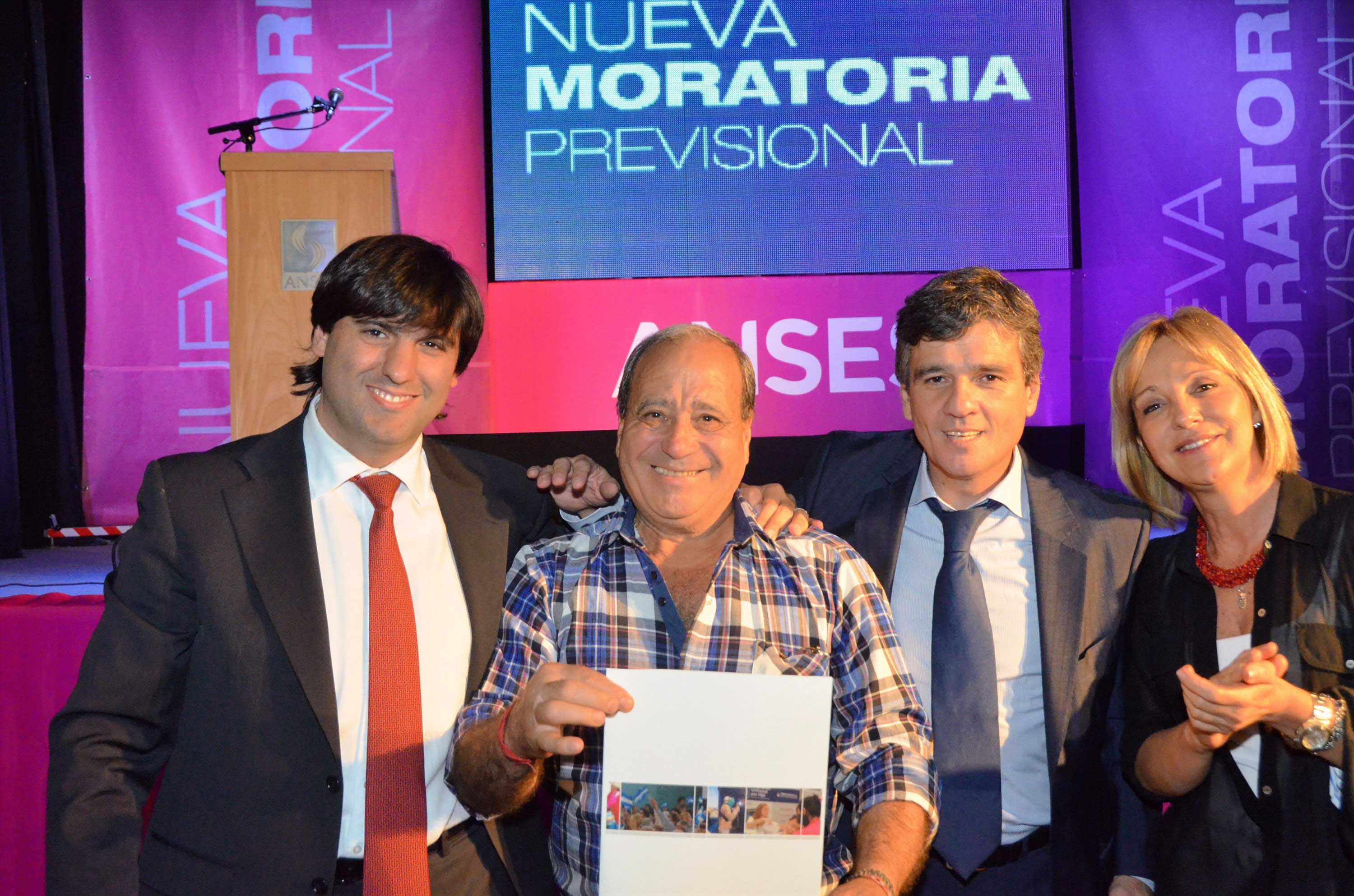 Bossio entregó nuevas jubilaciones en Hurlingham Bossio y Zabaleta en Hurlingham