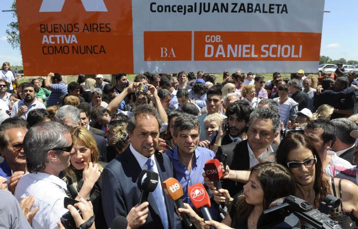 Scioli atacó en los puntos más flojos de la gestión local: la salud y la educación Daniel Scioli en Hurlingham con Juan Zabaleta