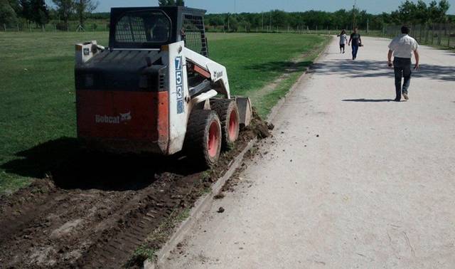 Trabajos de mantenimiento en la pista de atletismo del Poli Reacondicionamiento pista atletismo del polideportivo Hurlingham