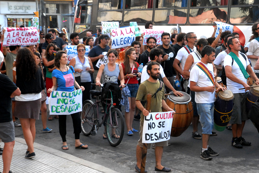 Masiva marcha cultural contra el municipio
