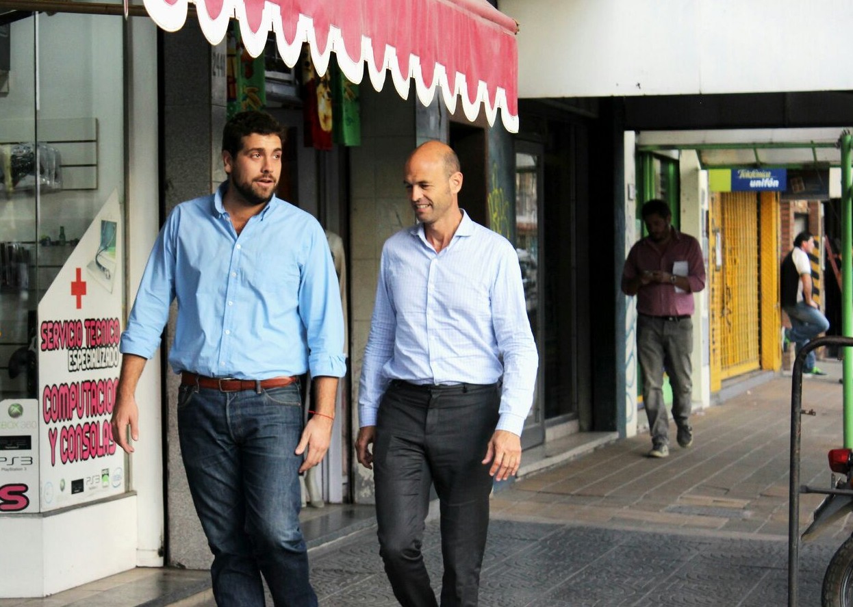 Guillermo Dietrich recorrió junto a Delfino las calles de Hurlingham Guillermo Dietrich y Lucas Delfino