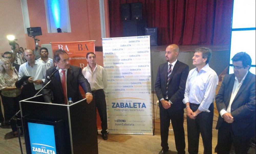 Scioli entregó escrituras a vecinos de Hurlingham Scioli entrega escrituras en Hurlingham