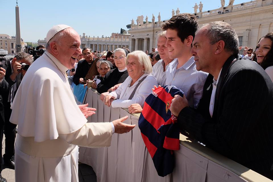 El Papa bendijo la camiseta de Curupa