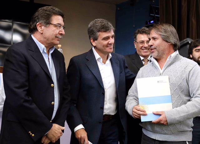 Sileoni y Zabaleta entregaron subsidios para escuelas y jardines de Hurlingham subsidios a colegios y jardines de Hurlingham