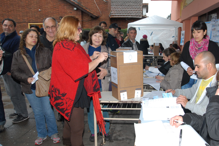 Estela Ramazoti emitió su voto y habló con la prensa Estela Ramazzotti emitió su voto