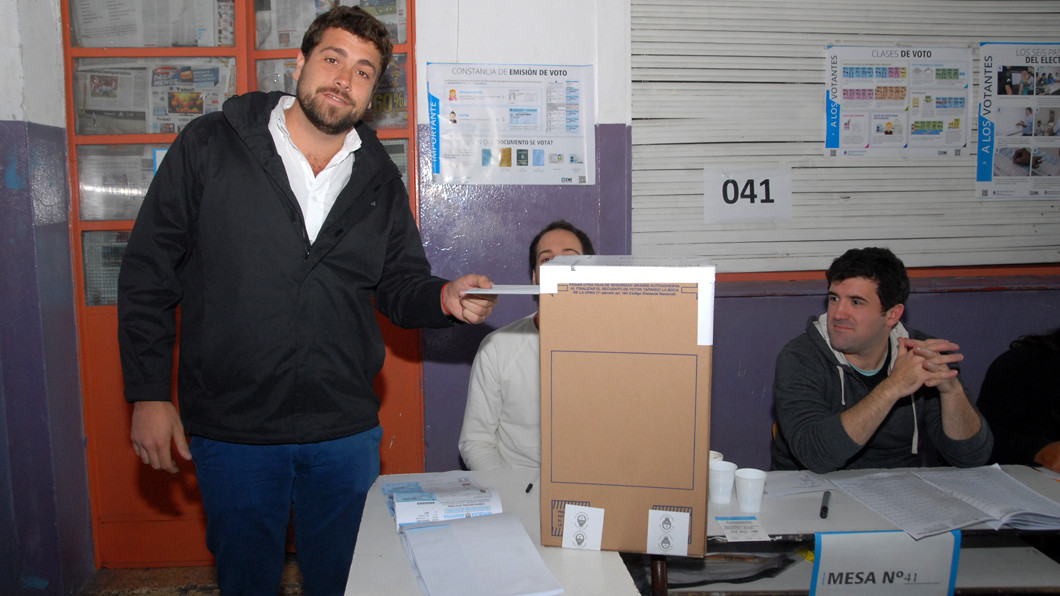 Lucas Delfino vota en Elecciones 2015