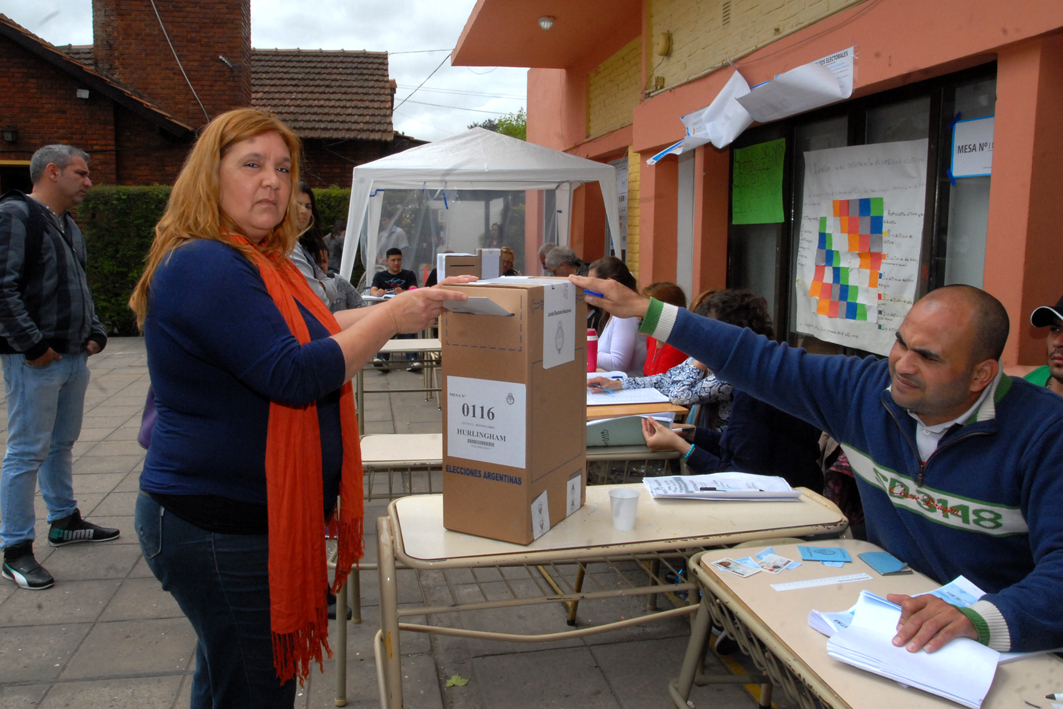 Estela Ramazoti del FIT votando