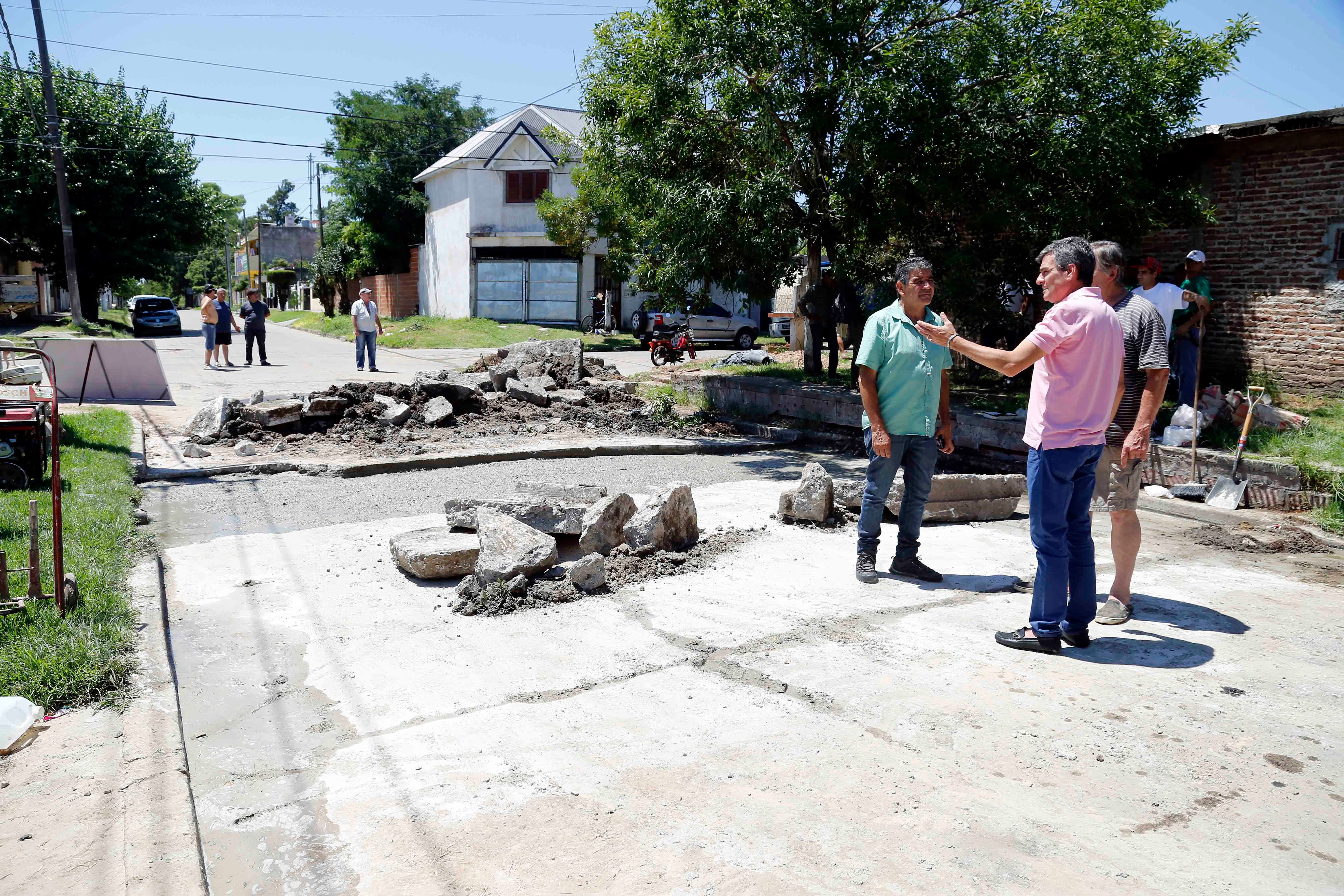 Zabaleta recorrió obras de bacheo y repavimentación de Hurlingham