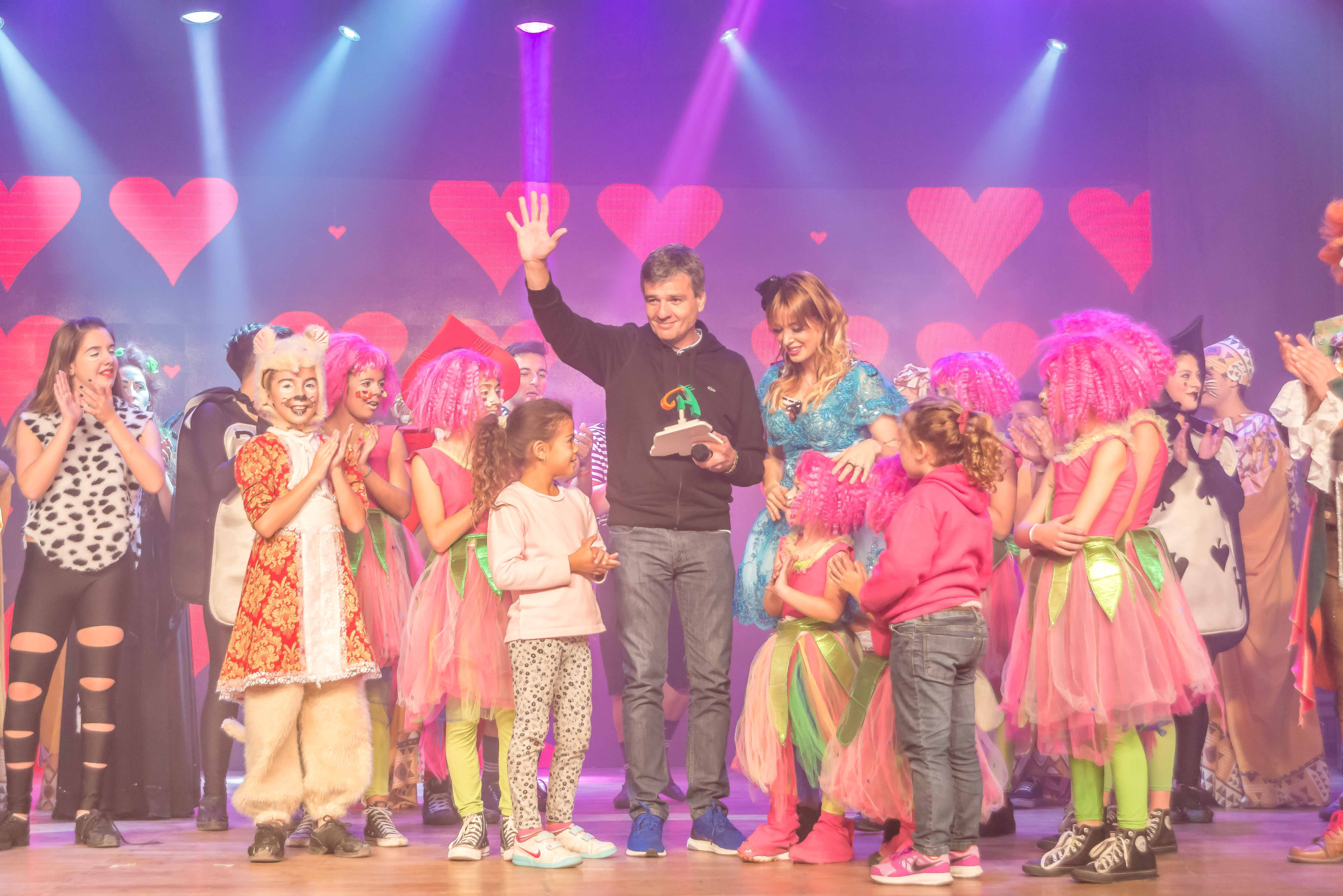 Zabaleta presenció junto a Insaurralde el espectáculo infantil gratuito que brindó Jésica Cirio en Hurlingham