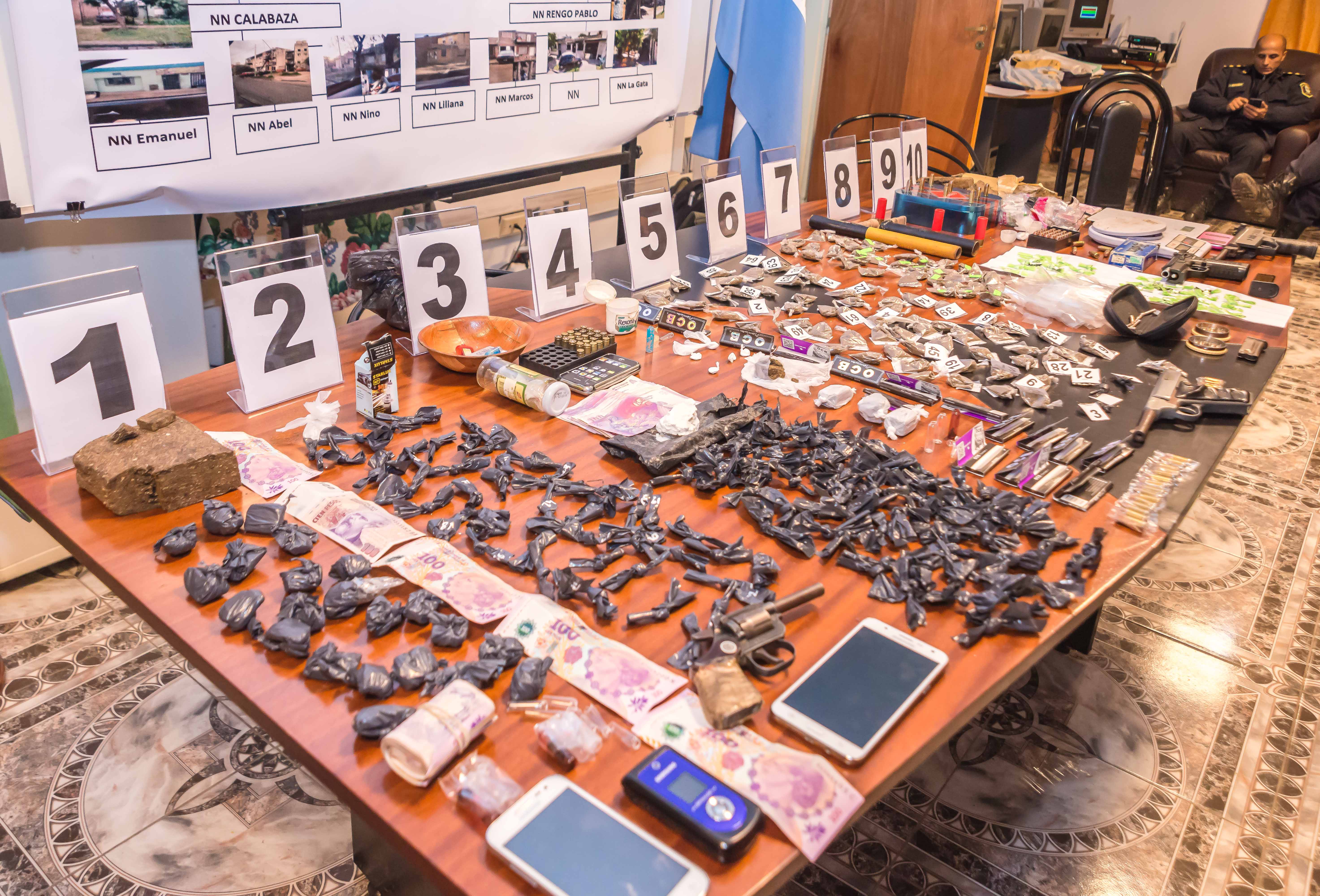 Diez allanamientos con secuestro de drogas, armas y ocho detenidos