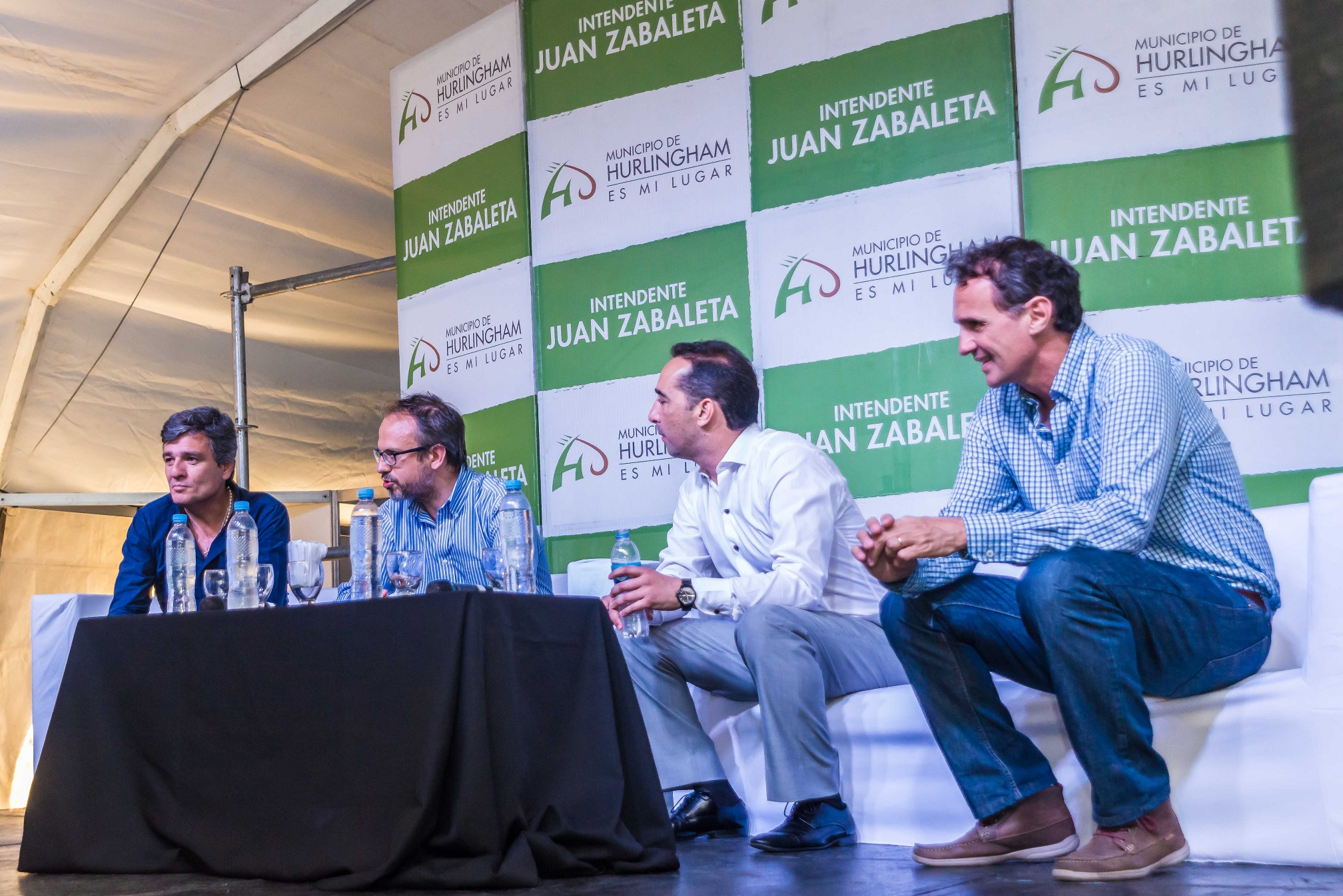 nota-1-zabaleta-con-intendentes-en-la-feria-del-libro-2