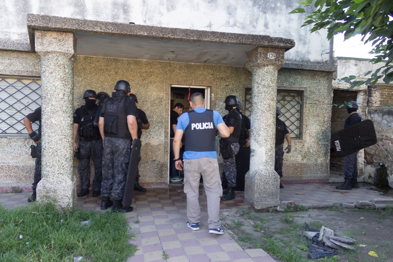 Cinco detenidos tras allanamientos por robo de motos y autos