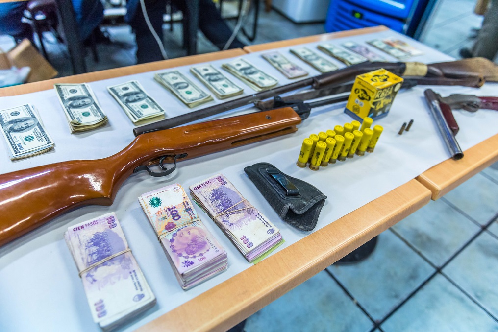 Detienen a dos hombres y secuestran dinero en efectivo y armas