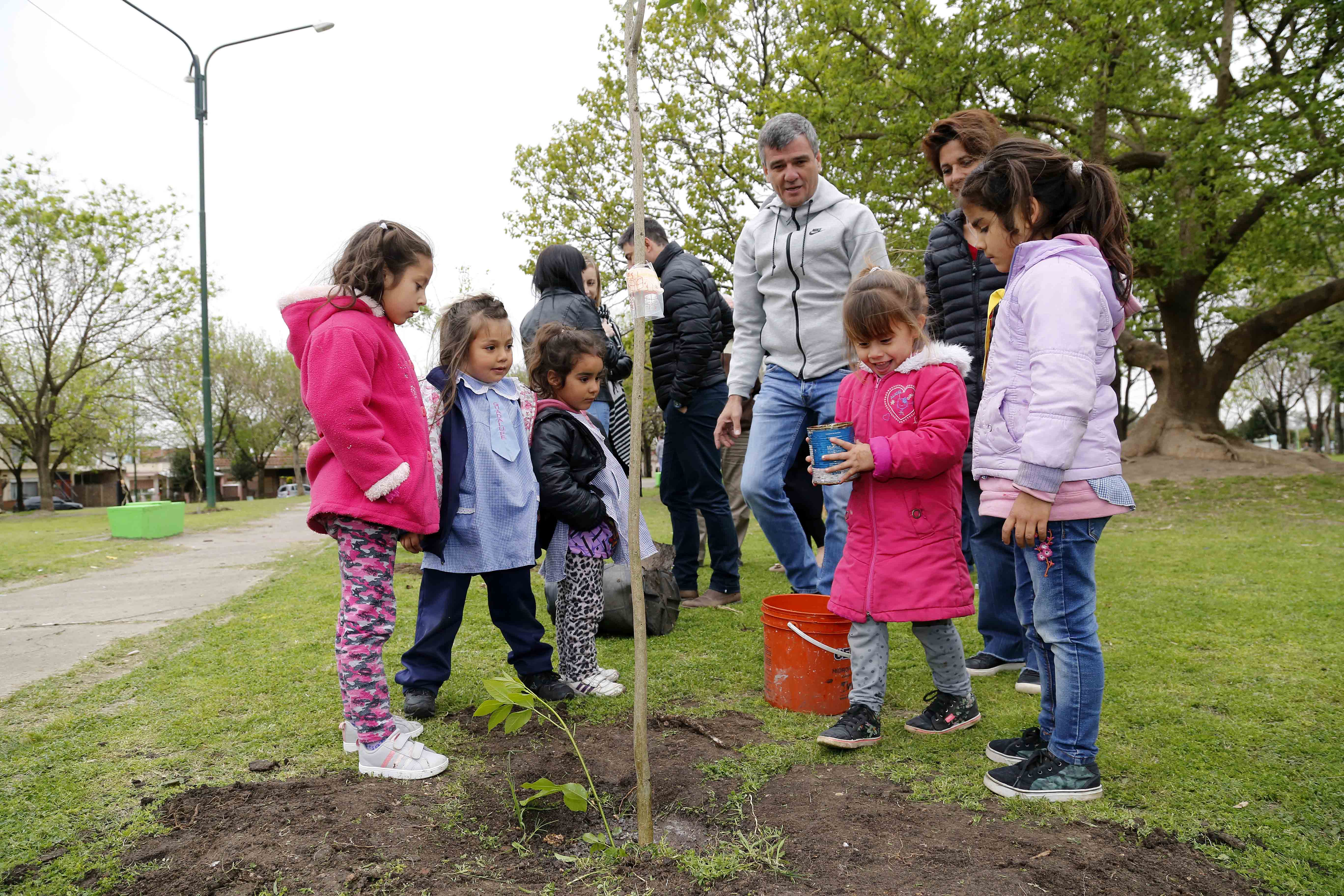 Programa de forestación del Centro de Educación Complementario 801 y el Vivero municipal