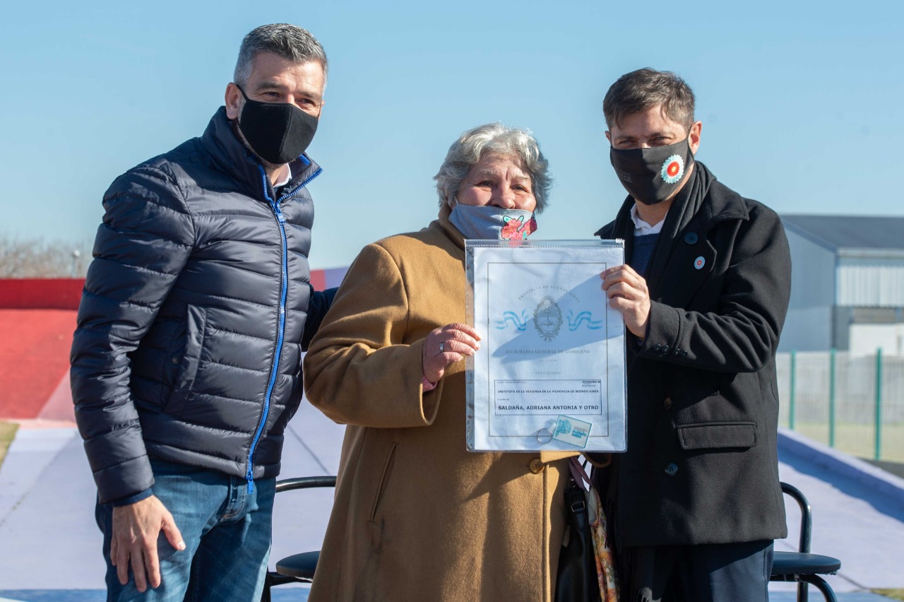 Kicillof y Zabaleta entregaron escrituras a más de 100 familias de Hurlingham