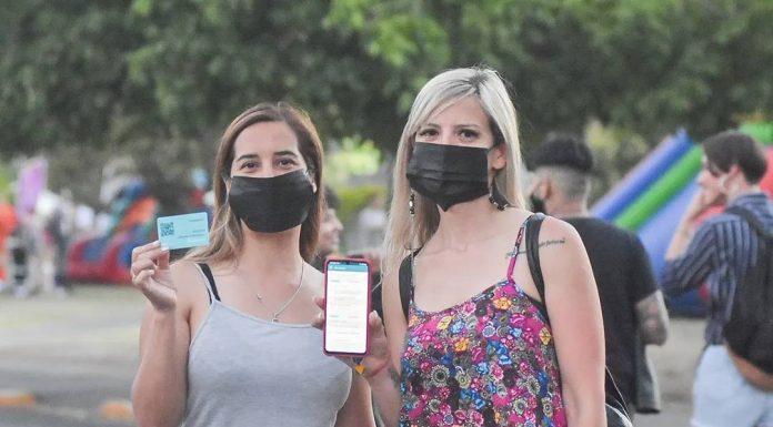 El pase sanitario debutó en Hurlingham en el recital al aire libre de Turf y Miranda