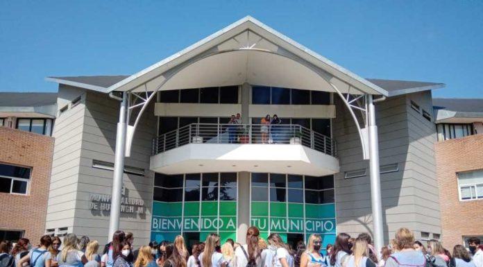 Protesta en la municipalidad por despidos de docentes