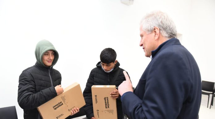Entrega de netbooks a estudiantes secundarios y más 500 millones en obras para dos escuelas de Hurlingham
