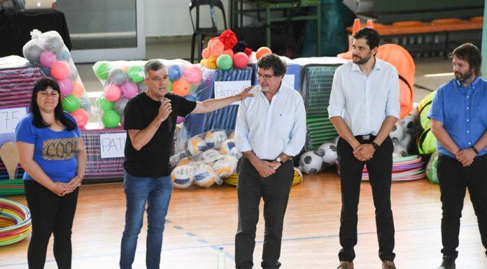Zabaleta y Sileoni entregaron kits deportivos para escuelas de Hurlingham