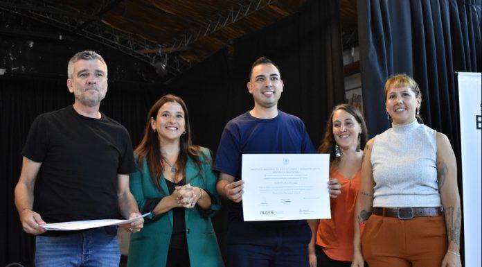 Juan Zabaleta y Carolina Centofanti entregaron matrículas a cooperativas de Hurlingham
