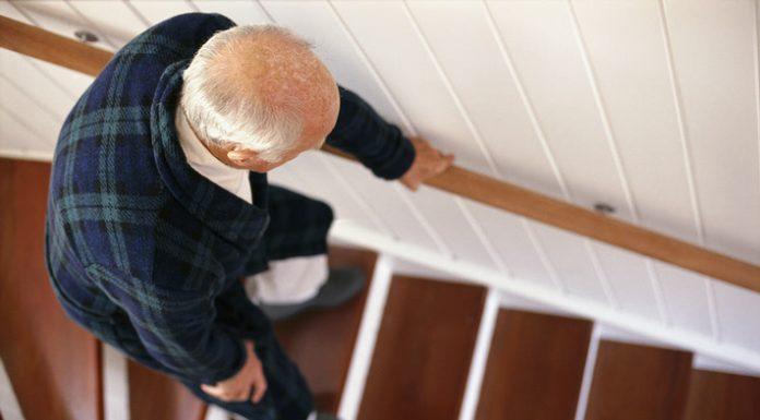 Cómo prevenir las caídas en adultos mayores y cuáles son los nuevos tratamientos kinesiológicos