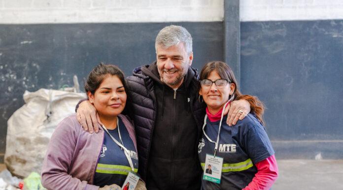 Hurlingham: Zabaleta entregó credenciales oficiales a recicladores en reconocimiento y apoyo institucional