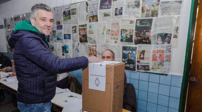Zabaleta votó temprano y celebró los 40 años de democracia para Hurlingham y el país