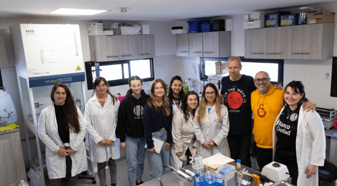 Científicos checos y de la UNAHUR investigan en Villa Tesei un compuesto contra el desarrollo de tumores cancerígenos