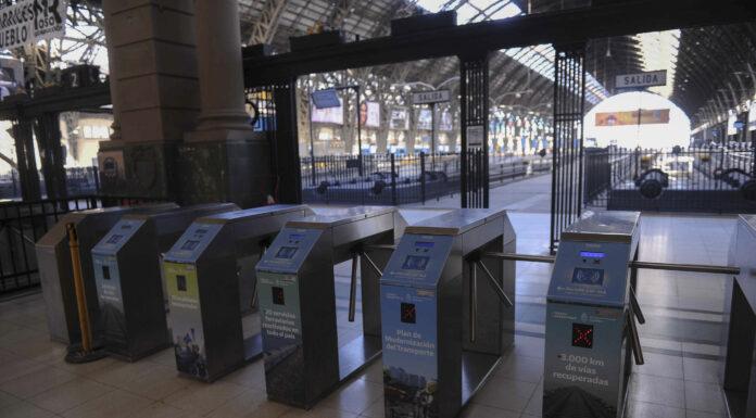 Con alto acatamiento, rige el paro de trenes y hay largas filas en paradas de colectivos