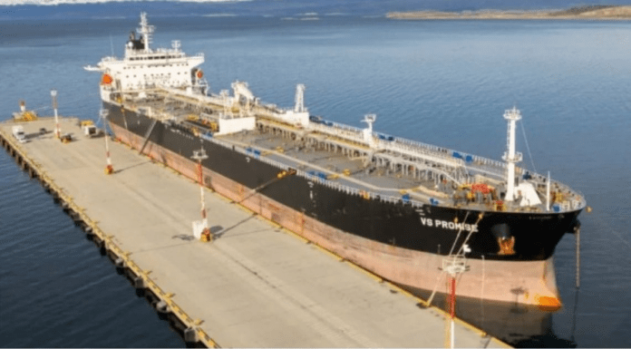 El gobierno abre el puerto a la bandera birtánica mientras el pueblo defiende las Malvinas