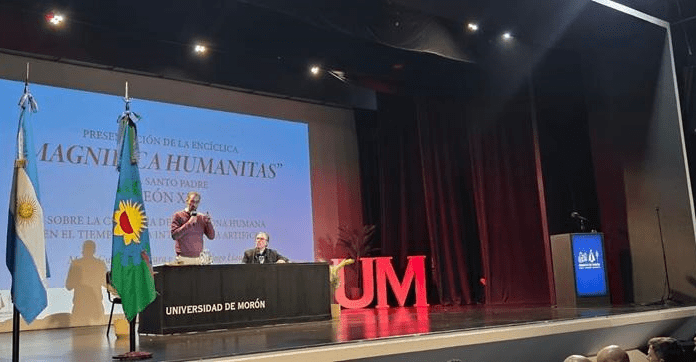 Se presentó en la Universidad de Morón «Magnifica humanitas» rumbo a la visita papal
