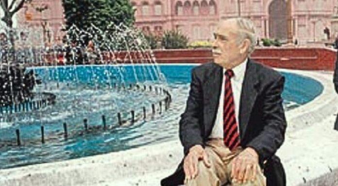 Juan Molina y sus patas en la fuente