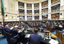 Aprobaron la «Ley Ema» contra la violencia digital en las escuelas y la regulación de pantallas
