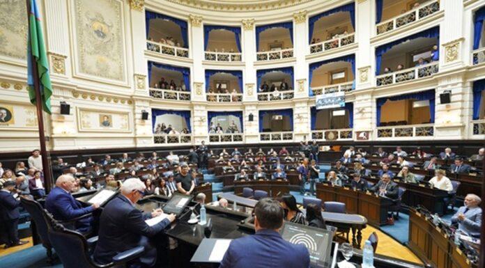 Aprobaron la «Ley Ema» contra la violencia digital en las escuelas y la regulación de pantallas