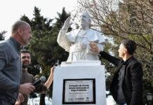 Se inauguró una escultura en homenaje al papa Francisco frente a la Catedral de Morón