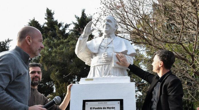 Se inauguró una escultura en homenaje al papa Francisco frente a la Catedral de Morón